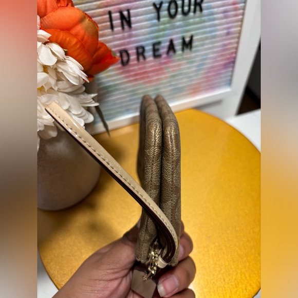 Coach Doble Cornee Zip Wristlet-like new 🛍️ - Picture 7 of 8